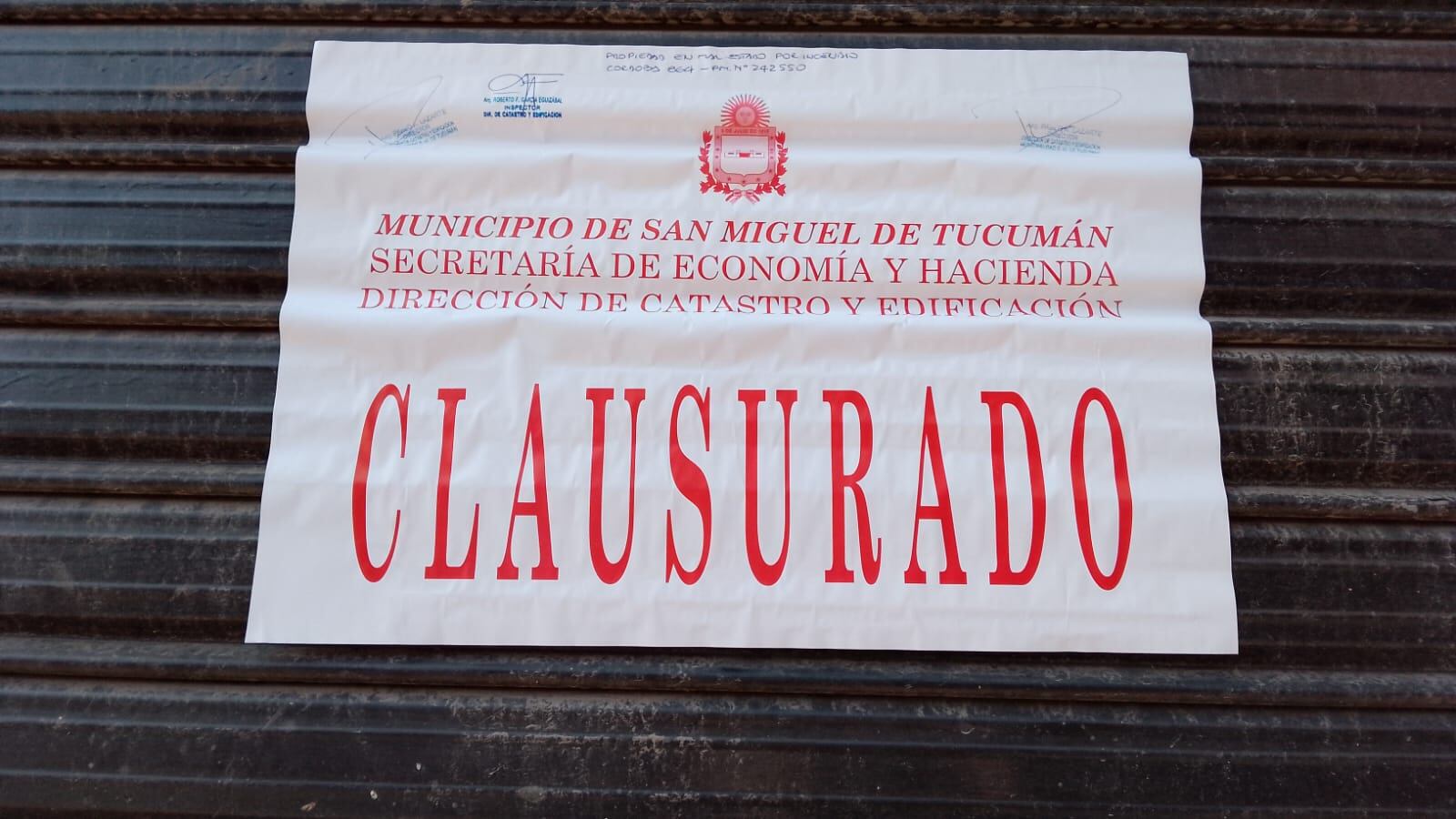 Cartel de clausura en el Mercado, luego del incendio