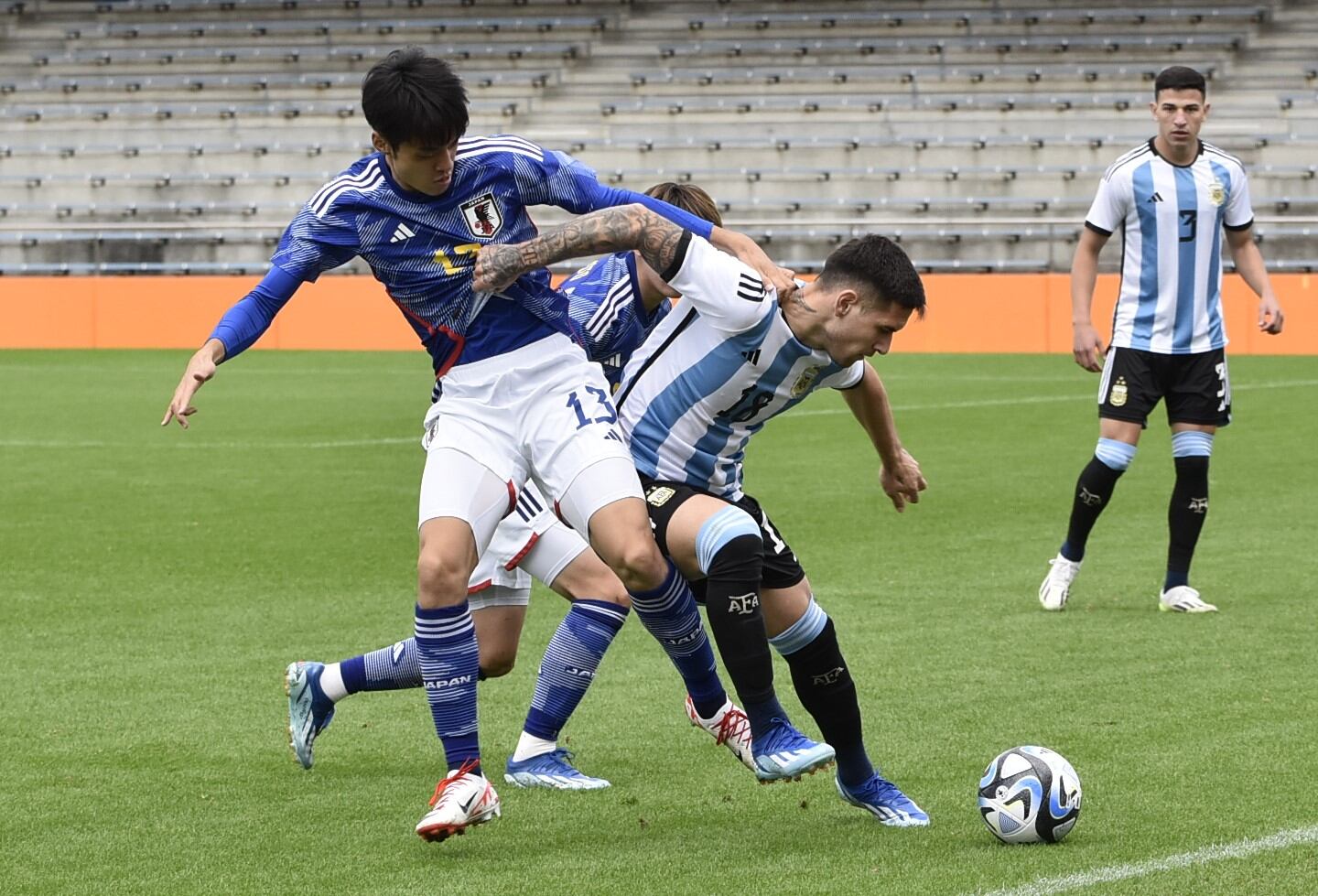 Rodrigo Villagra en el sub 23 ante Japón, este martes a la madrugada. Fue titular en el 0-0 del juvenil que dirige Javier Mascherano y que se prepara para el Preolímpico que será en Venezuela en enero. El morterense lo jugará. Talleres espera que llegue este jueves. El domingo será titular ante Independiente. (Prensa AFA)