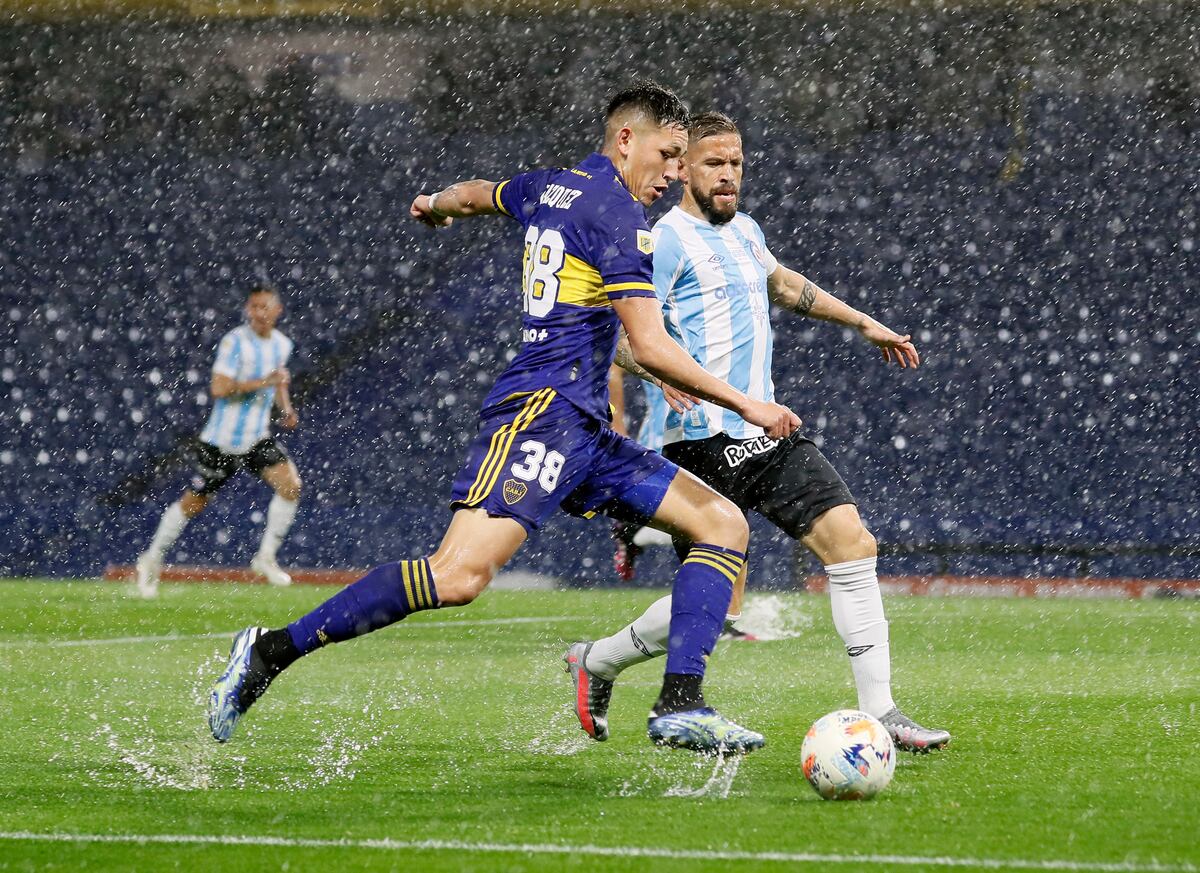 Boca y Argentinos igualaron 1-1 en una noche pasada por agua en la Bombonera