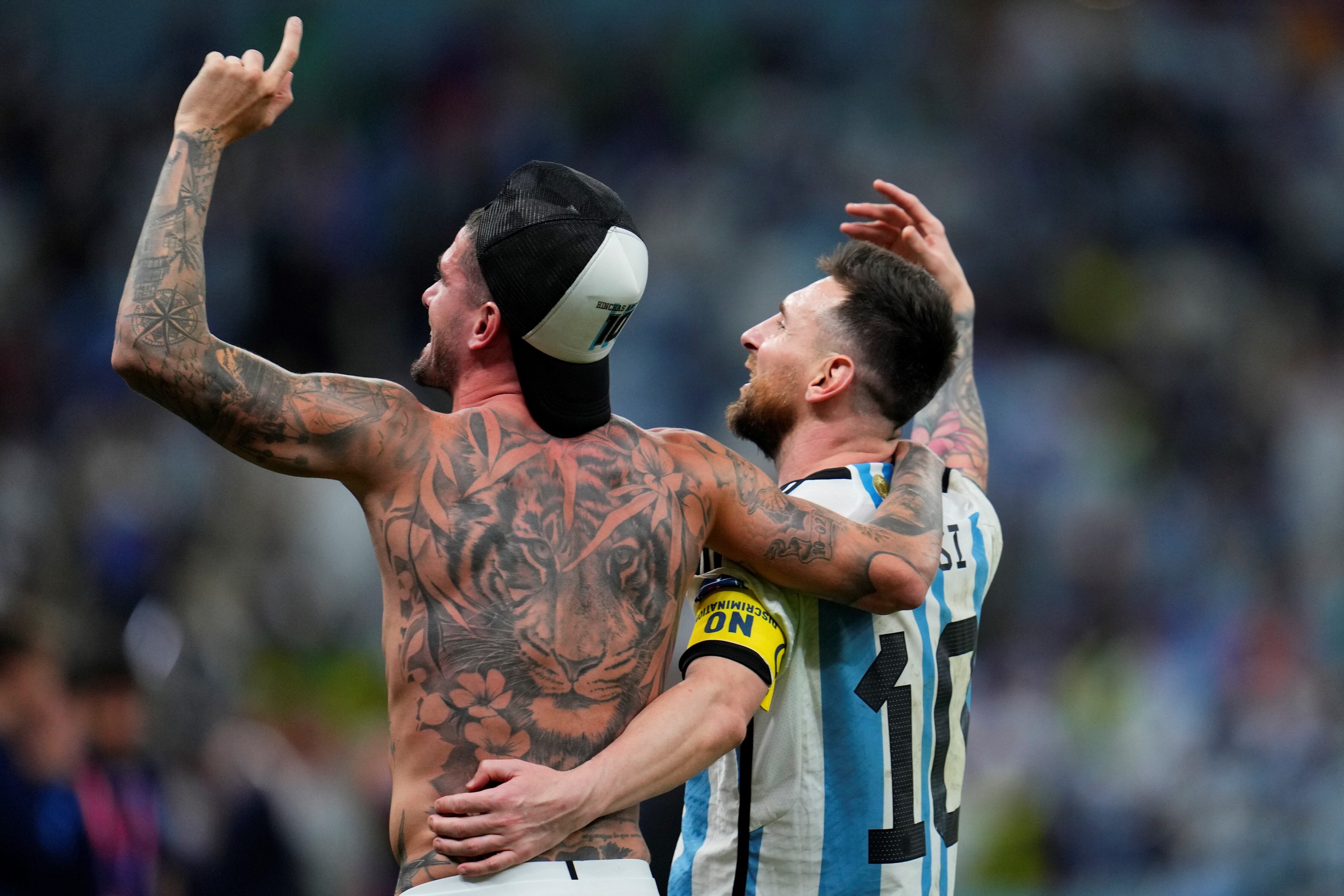 Rodrigo De Paul celebra con Messi la clasificación a semifinales. (AP).