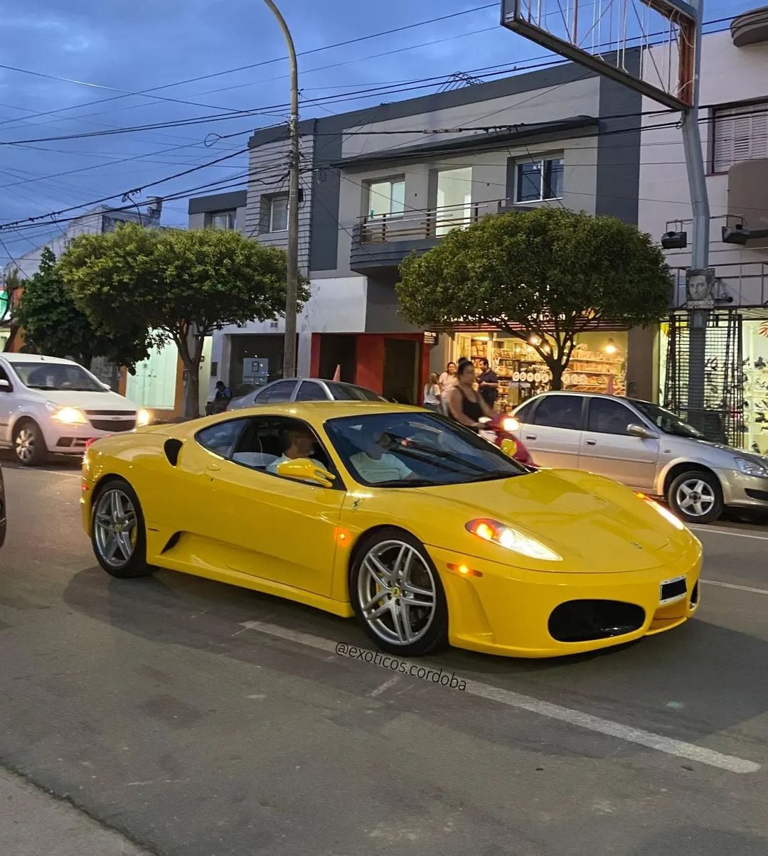 Apareció una Ferrari amarilla en Jesús María.