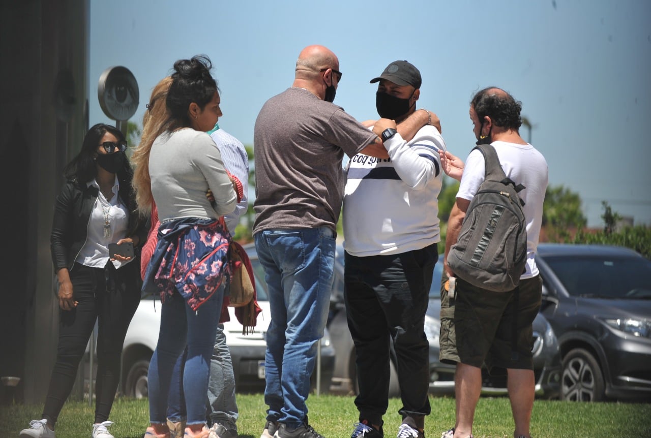 El dolor de amigos y familiares de Lucas González. Foto: Clarín