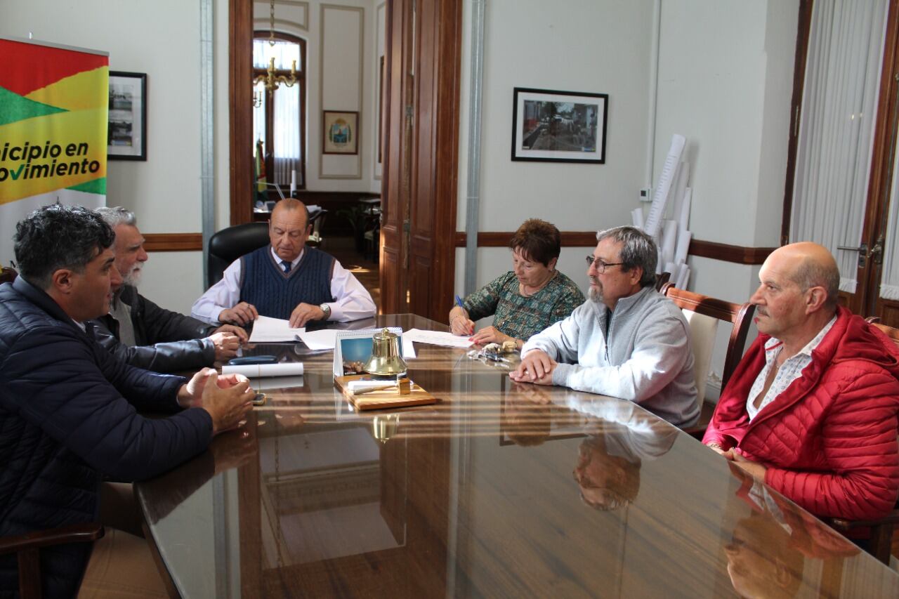 Convenio de la Municipalidad de Tres Arroyos con vecinos de Claromecó para la pavimentación de calles.