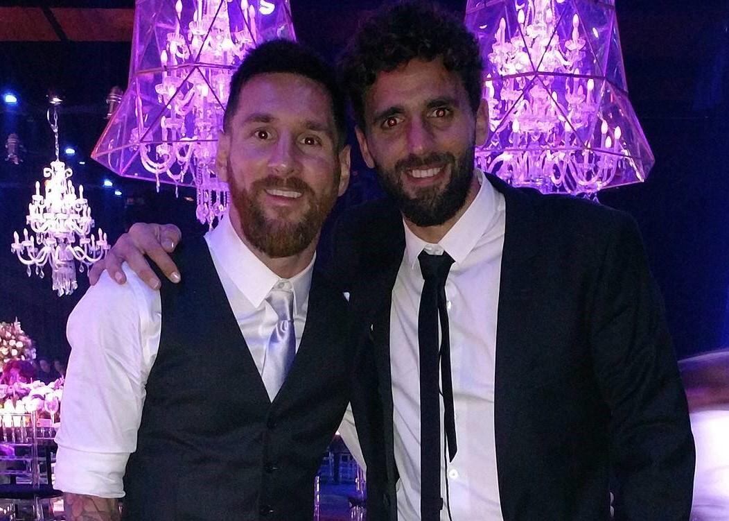 Messi junto a Lautaro Formica, de Estudiantes, en el casamiento de "Leo". (Instagram Lautaro Formica)