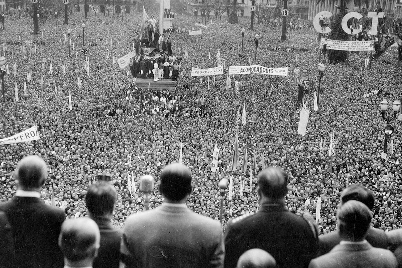 Una movilización de trabajadores marchaba a Plaza de Mayo para reclamar la liberación del coronel Juan Domingo Perón, el hombre que ese 17 de octubre de 1945 se convertiría en líder indiscutido del movimiento político que haría posible que los sectores populares conquistaran derechos sociales y condiciones de ciudadanía. (Télam)