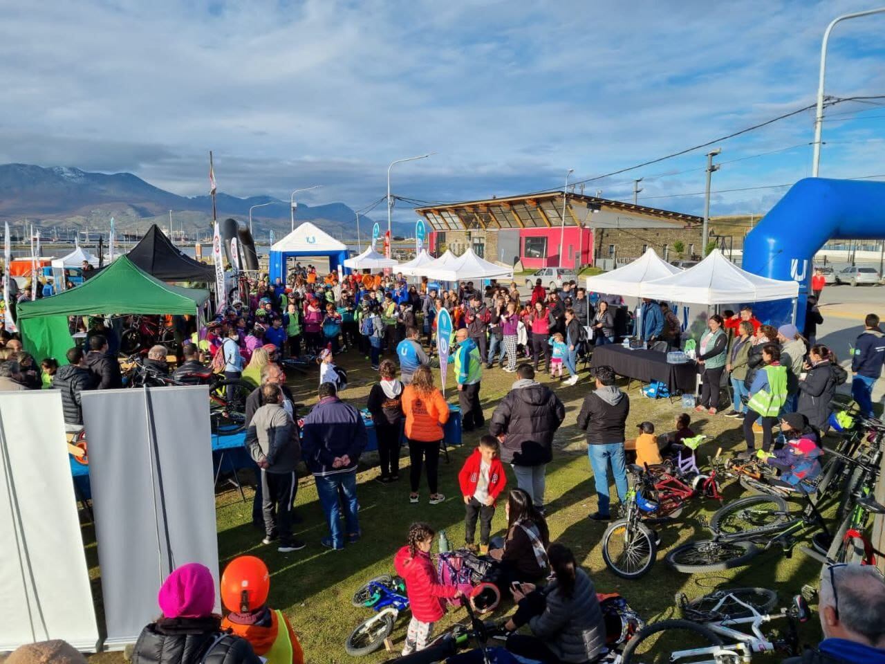 Durante el evento hubo puestos donde se concientizó acerca de la seguridad vial, el uso de las bicisenda y el respeto entre peatones, ciclistas y automovilistas.