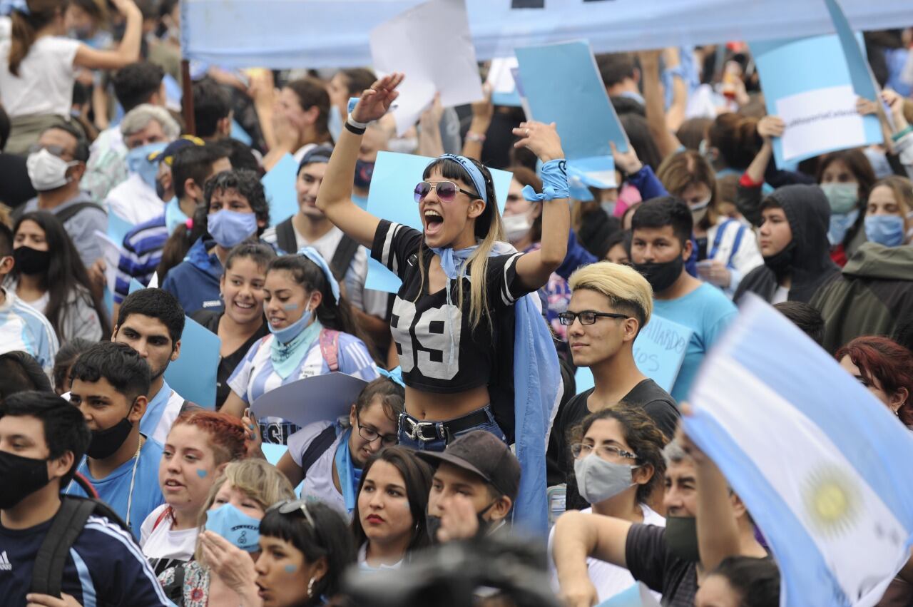 Las fotos de la marcha #MayoriaCeleste en el Congreso.