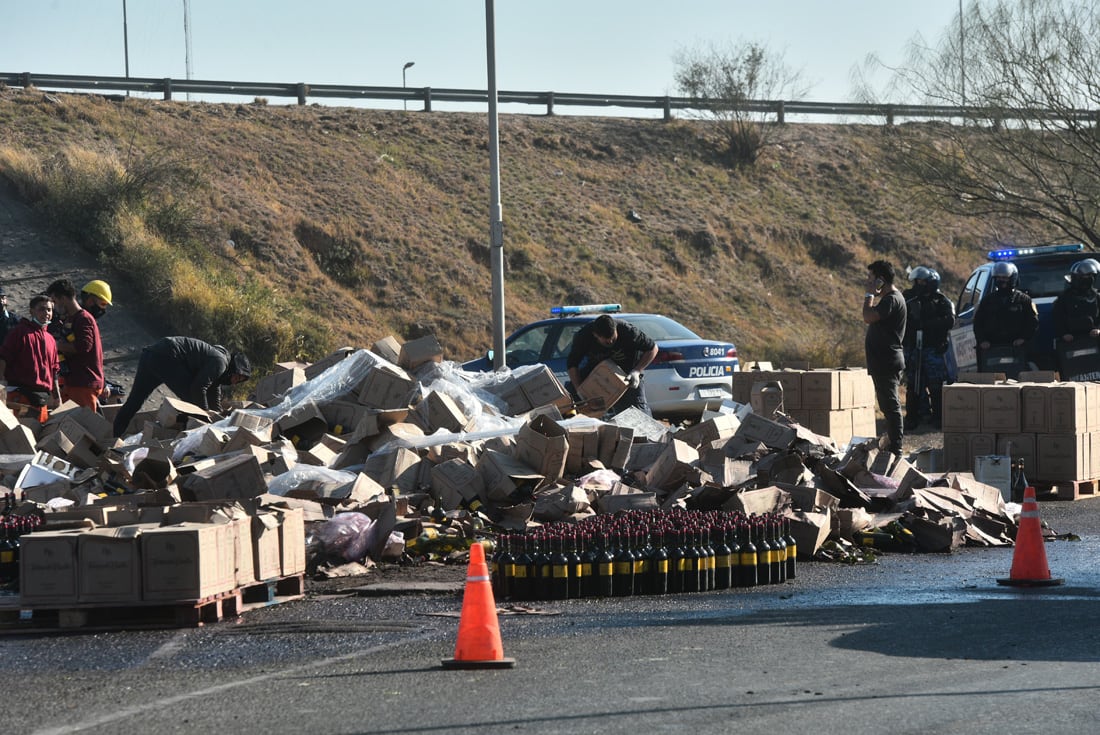 Volcó parte de su carga con vino un camión en avenida Sabattini, casi circunvalación. Vieja ruta 9 sur. (Pedro Castillo / La Voz)