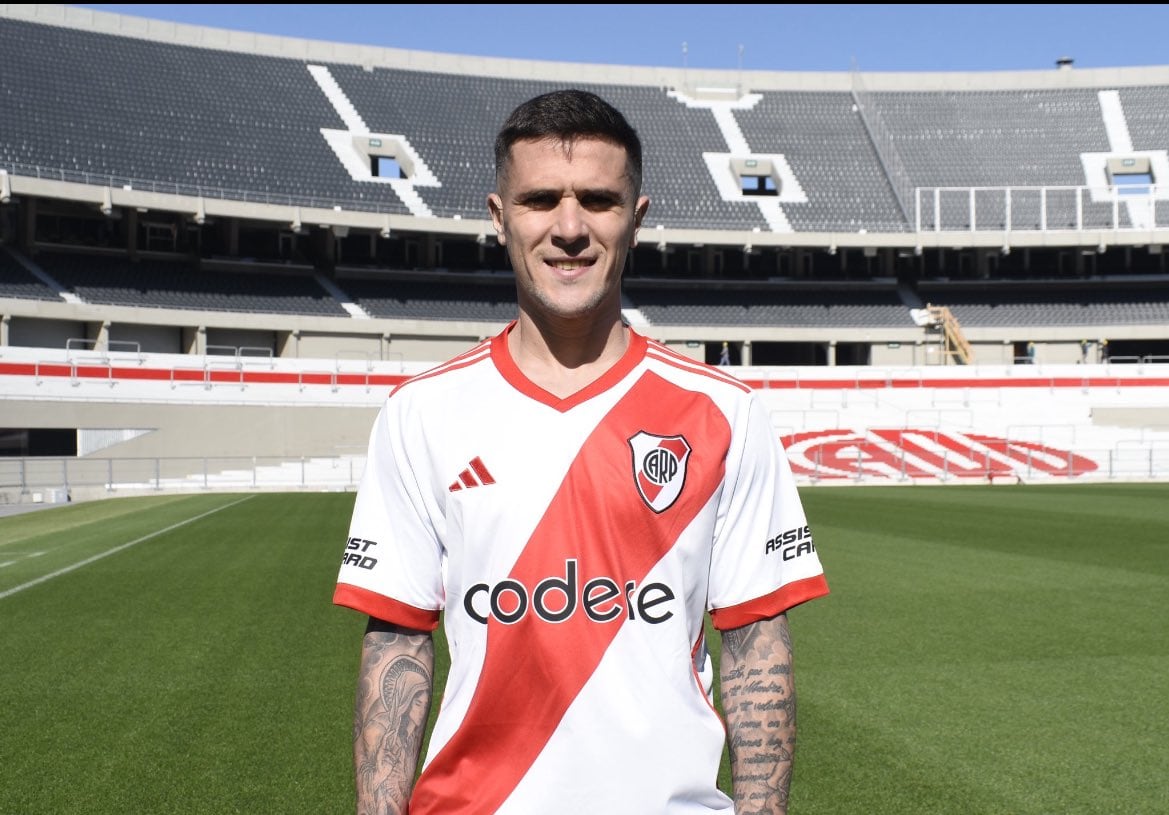 La foto de Bustos con la de River que el club borró (River)