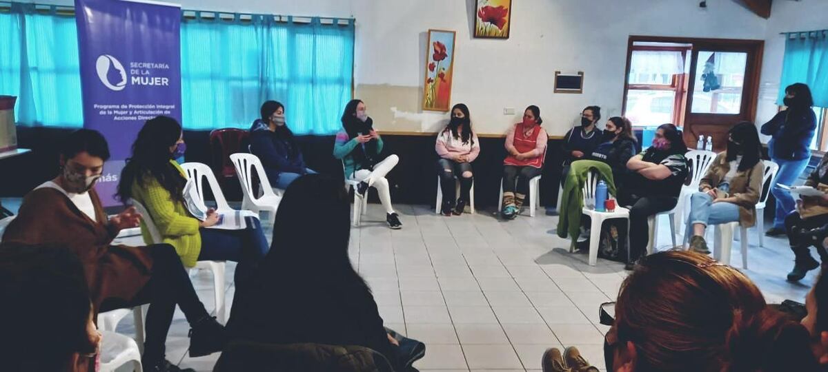 La Secretaría de la Mujer mantuvo un encuentro con la Junta Vecinal del Barrio Kaupen