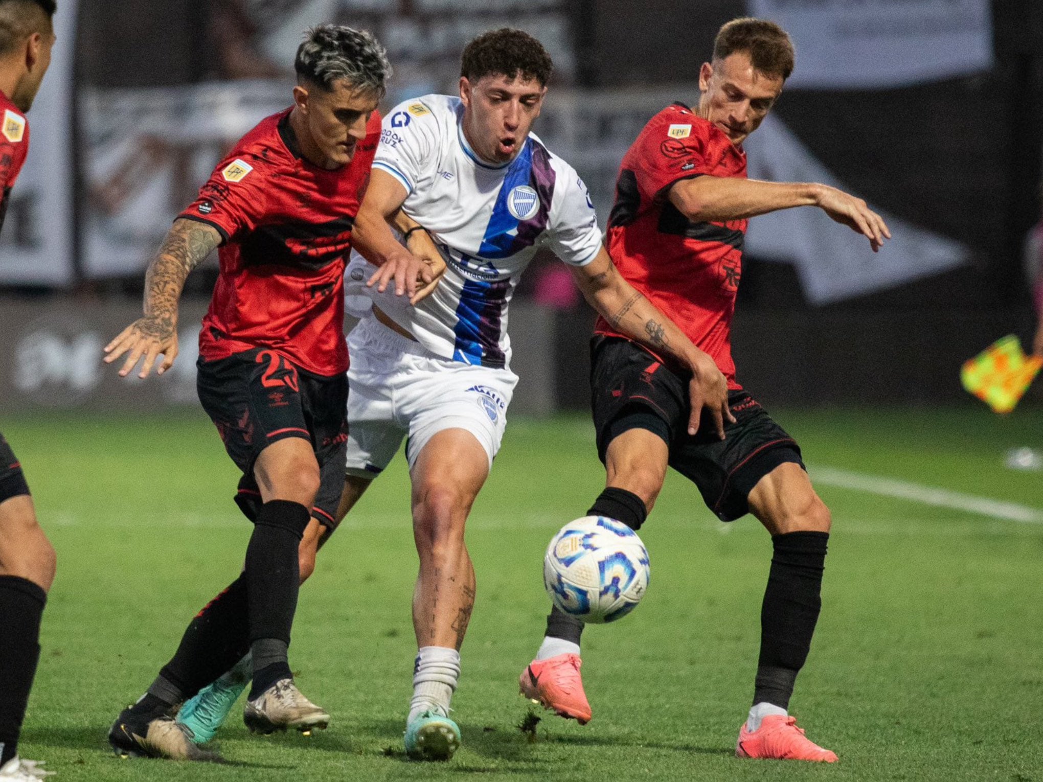 Platense y Godoy Cruz disputaron un primer tiempo de pocas acciones sobre los arcos.