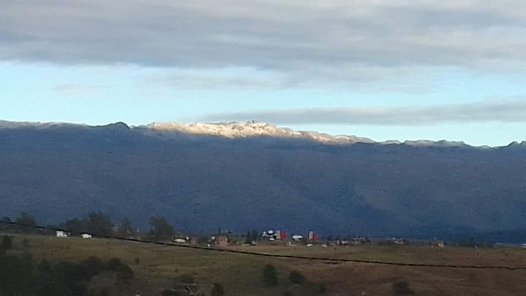 La cima del cerro Champaquí nevada. (Foto Facebook Yacanto es un Sueño)