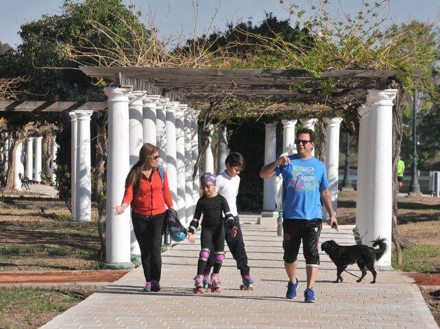 Las familias podrán salir a caminar al parque, en especial en el Rosedal, un lugar ideal. Siempre cumpliendo con el uso de tapabocas y distanciamiento. Gentileza Los Andes