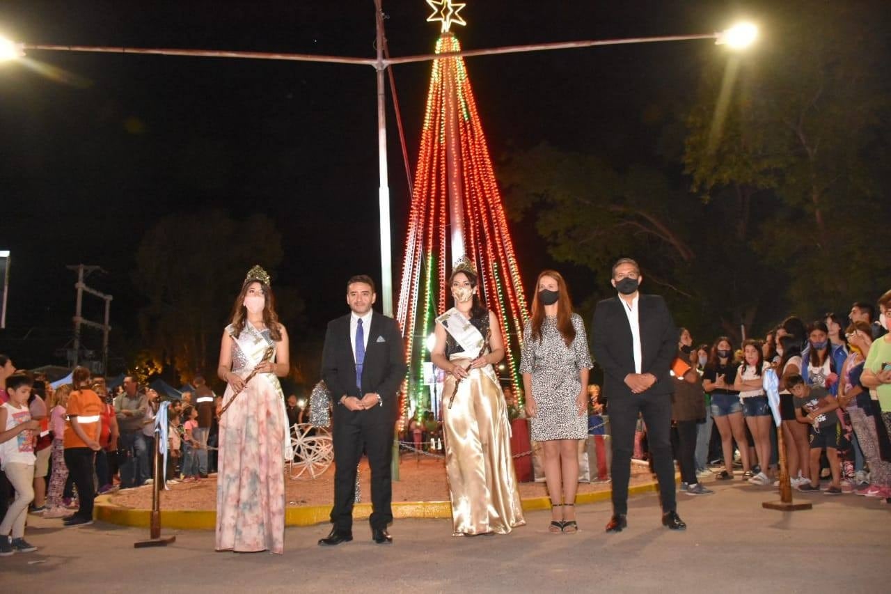 El intendente de La Paz, Fernando Ubieta, inauguró un paseo navideño.