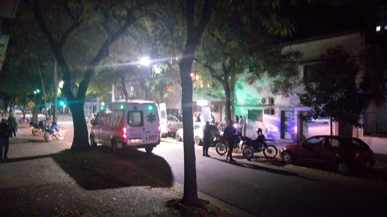 Una ambulancia y varios patrulleros quedaron detenidos en el lugar del ataque.