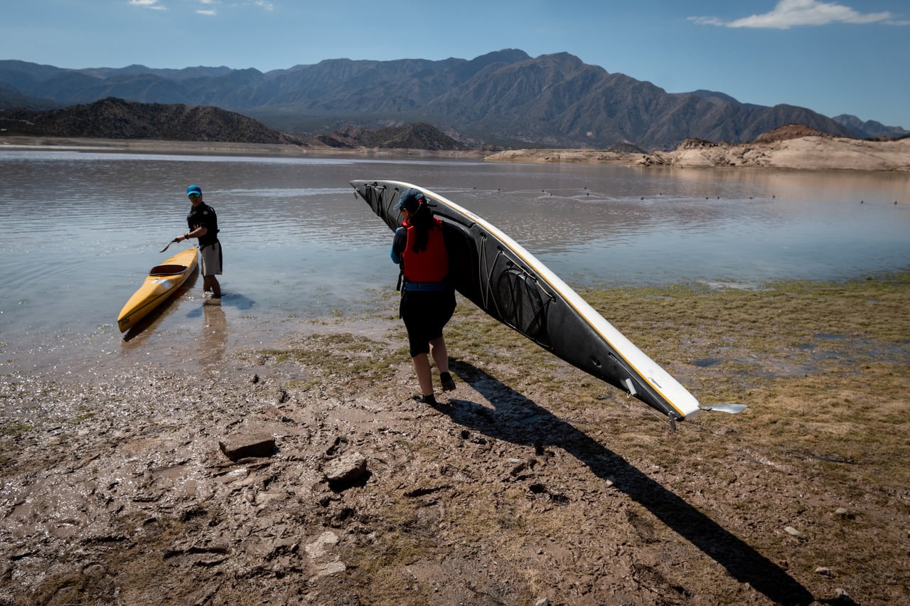 Crisis Hídrica
El Dique Potrerillos se encuentra en los niveles más bajos de su historia.Mendoza tendrá en el próximo verano el menor caudal de agua de los últimos 30 años.
Oscar Torrecilla y Carla Michetletti salen a nevagar en Kayak

Foto: Ignacio Blanco / Los Andes   