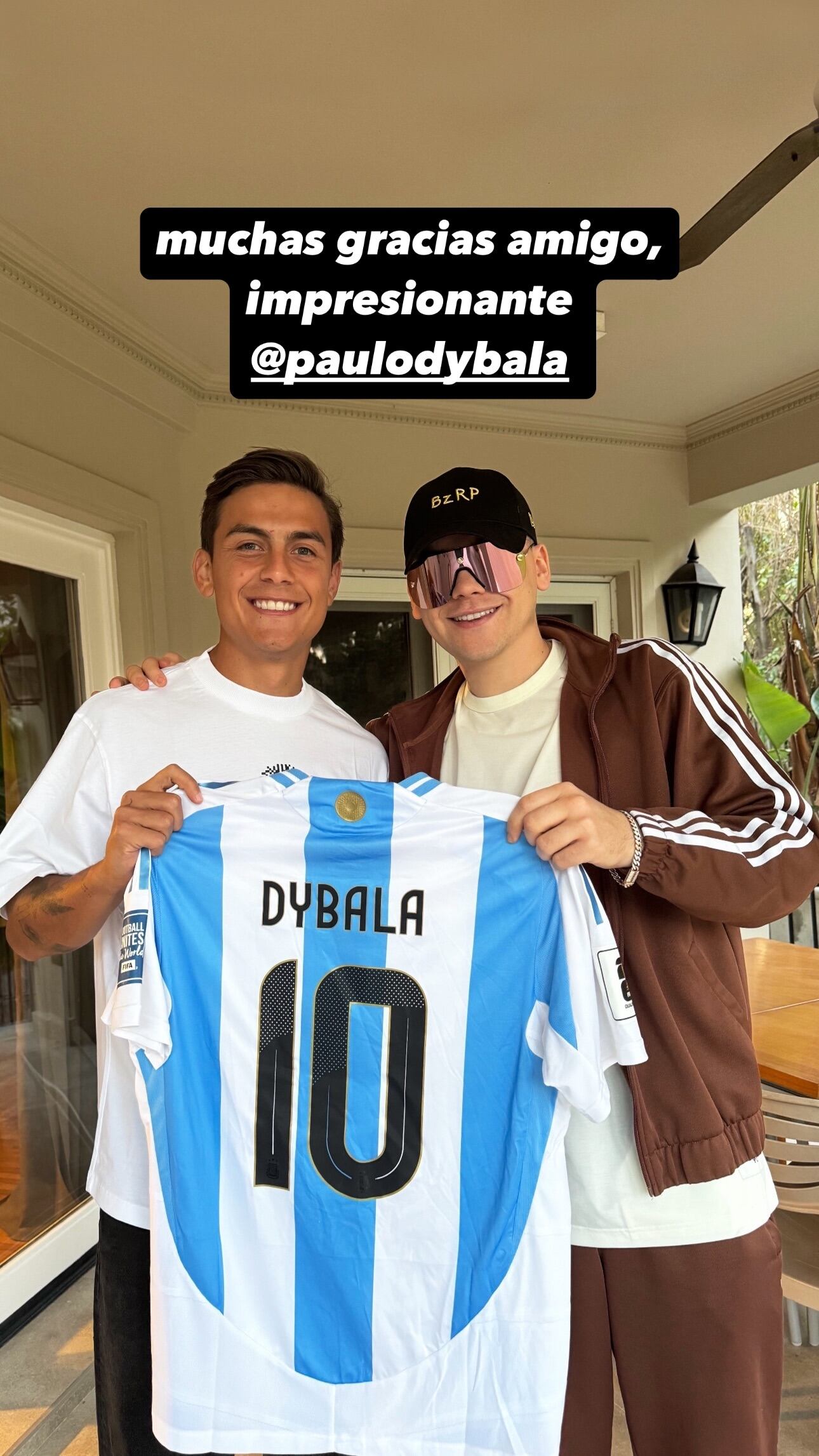 Dybala le regaló a Bizarrap la remera 10 que uso con la Selección Argentina.