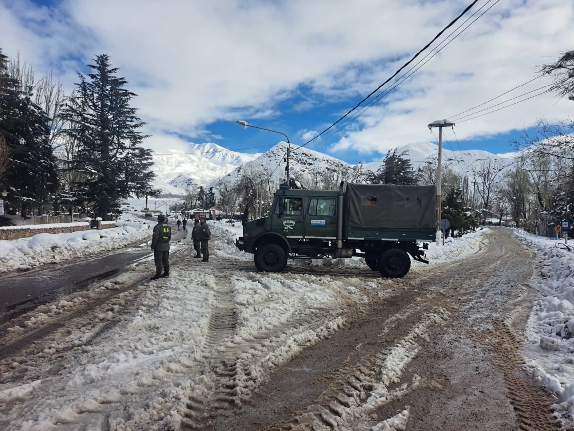 Gendarmería trabaja en el lugar, asistiendo a pobladores y conductores varados. Foto: Gendarmería Nacional Argentina