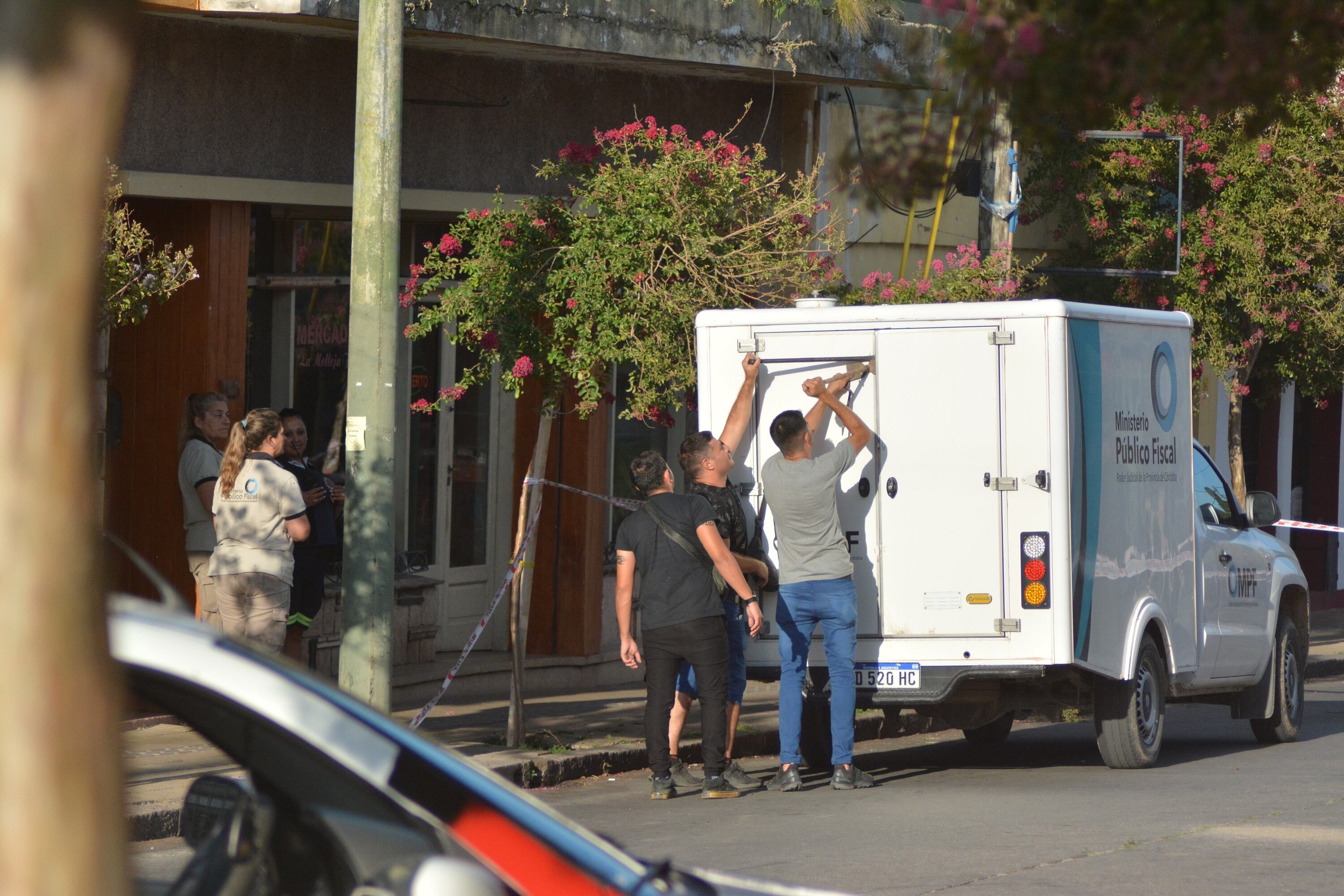 Personal policial y judicial frente al sitio del crimen en La Cumbre (Gentileza Luis Delsemme)