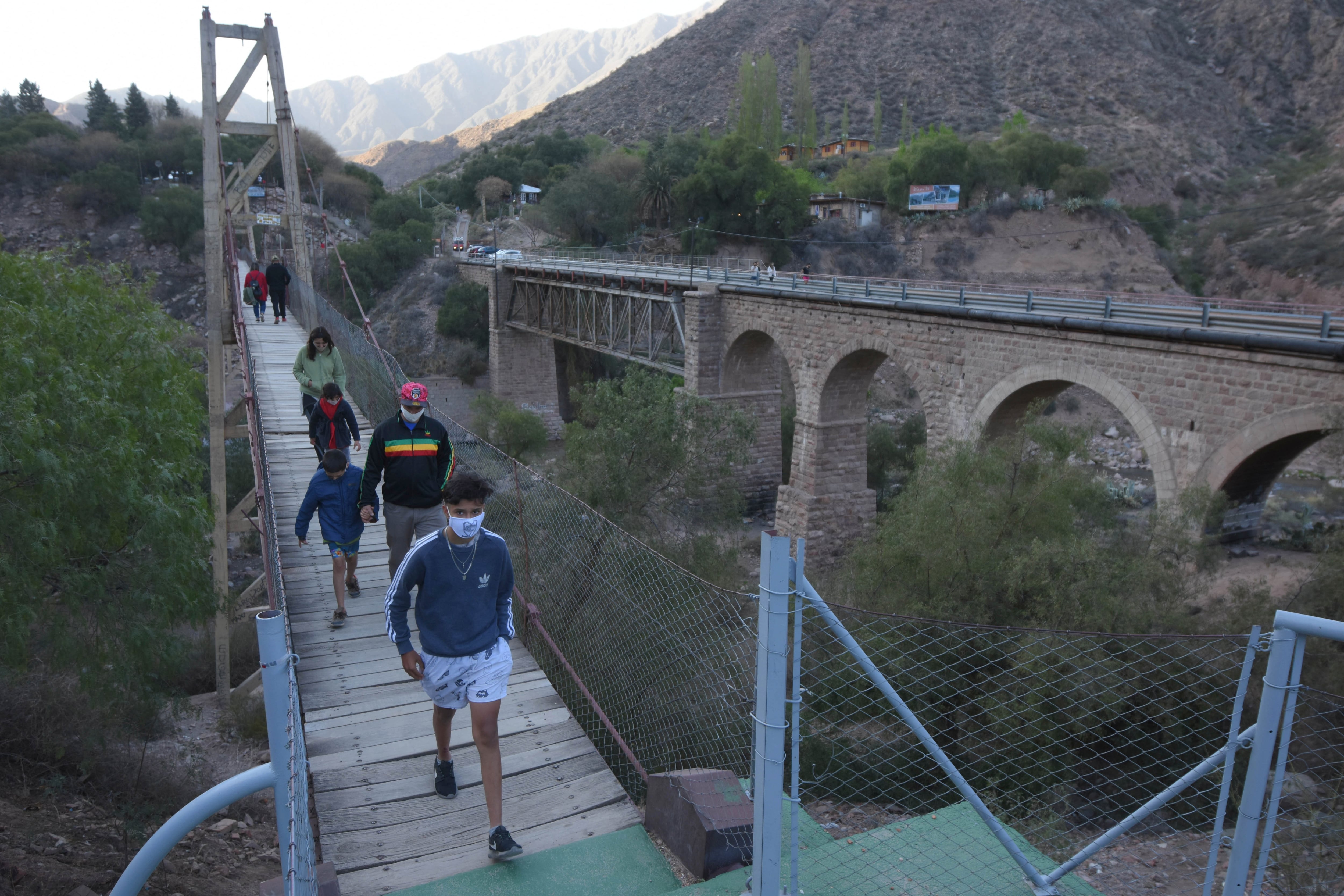 Turismo interno en el puente ubicado en Cacheuta.