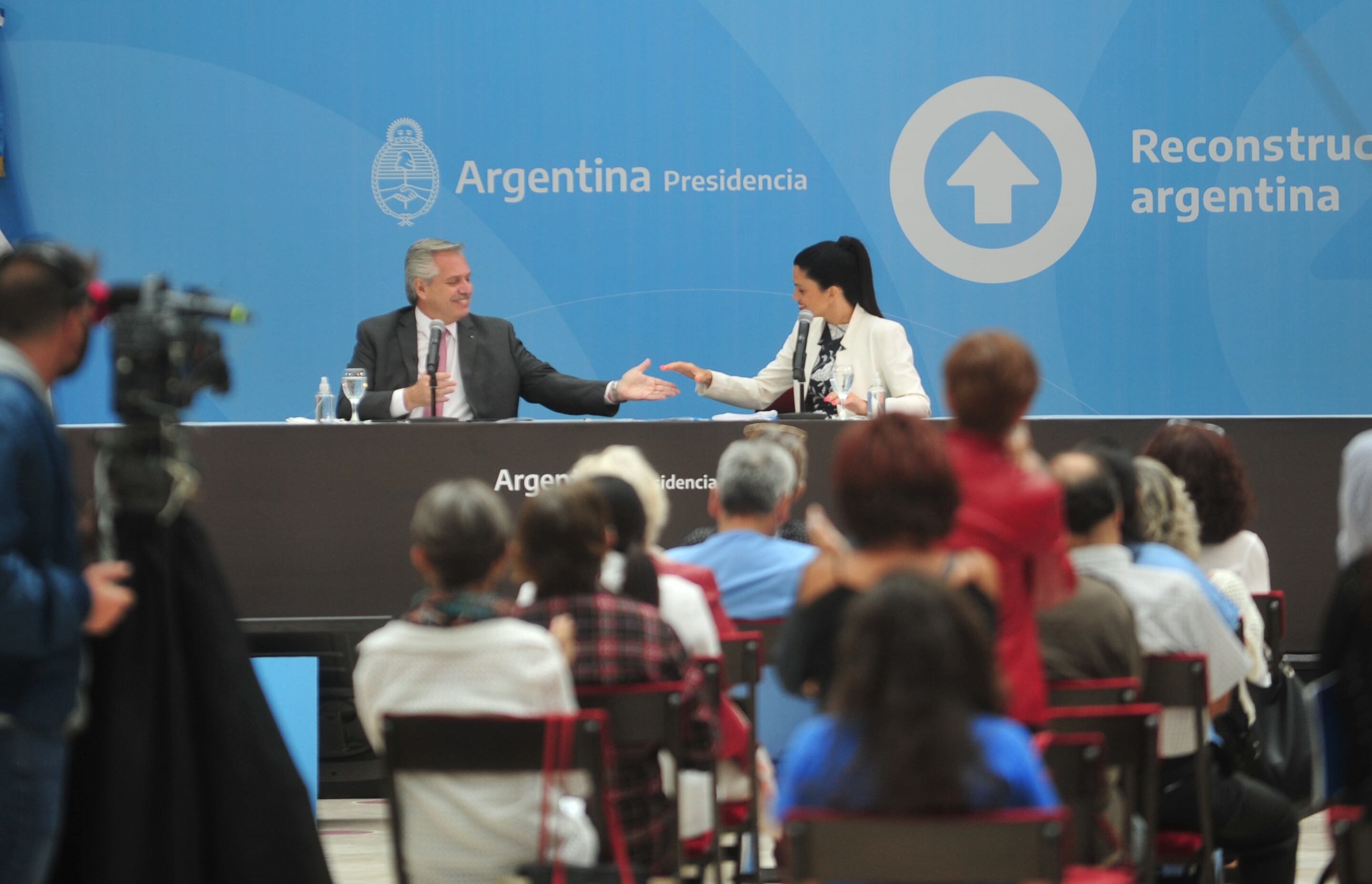 El Presidente Alberto Fernández anunció cambios en la forma de funcionamiento del PAMI, que implican una modificación en el sistema de atención de médicos de cabecera por de cartilla. Participará, la titular de la obra social de los jubilados y pensionados, Luana Volnovich. FOTO CLARIN