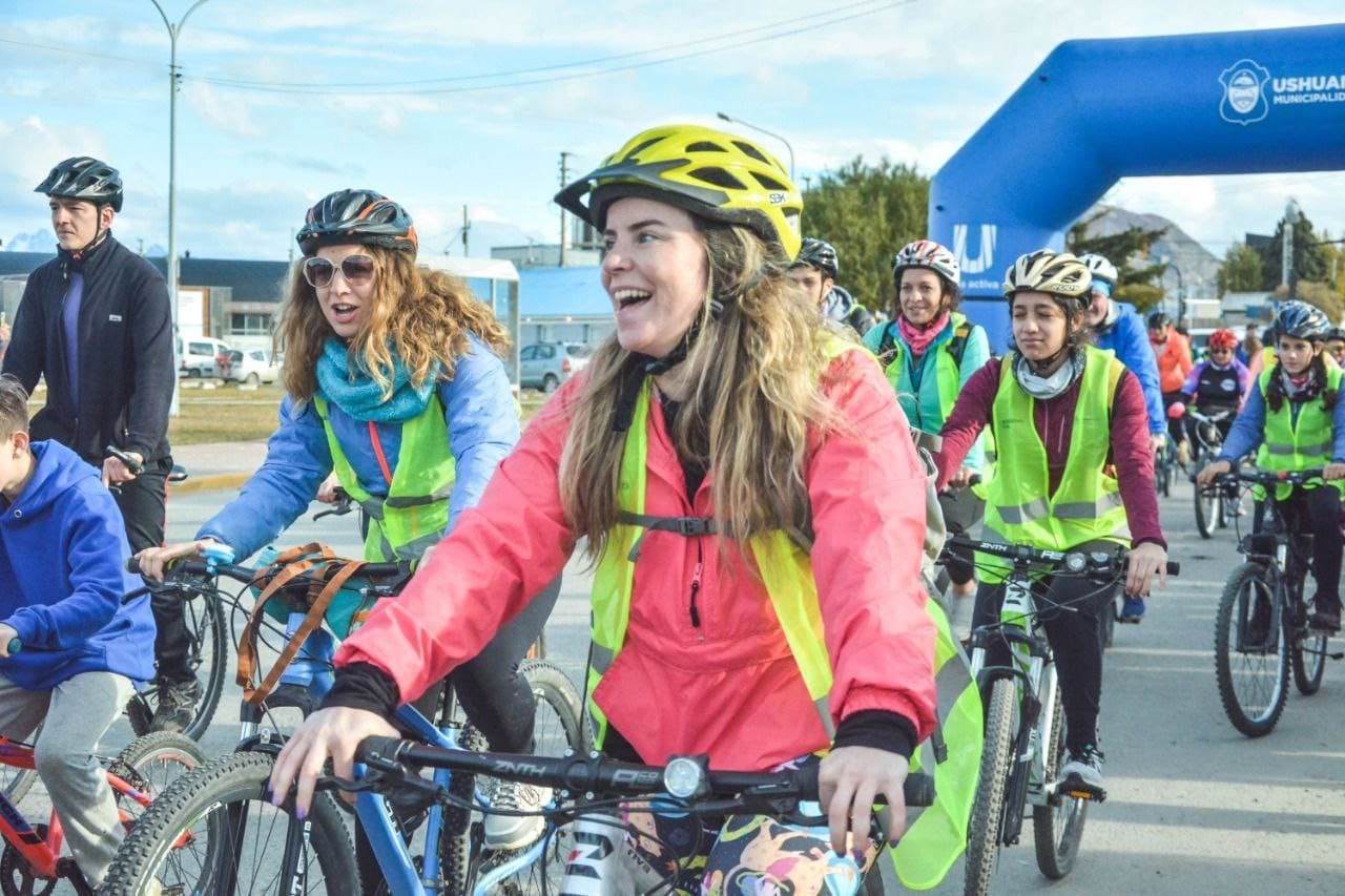 La Subsecretaria de Relaciones Internacionales, Asuntos Antárticos y Malvinas, Cecilia Fiocchi. participó de la Bicicletada "Pensar Malvinas".