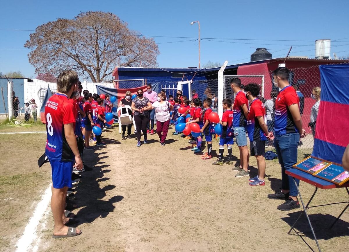 Las inferiores del Sportivo 24 homenajearon a Olmar Uriarte en el Fortín de la Ribera