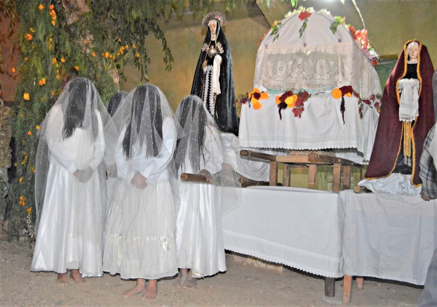 "Las piadosas", mujeres del pueblo de Yavi que mantienen la tradición de acompañar a la Virgen María Dolorosa durante los ritos de la Semana Santa.