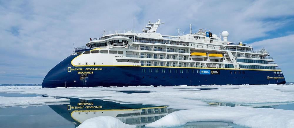 El lujoso Crucero cuenta con un llamativo detalle en su parte delantera, conocido como "Proa Invertida". Este diseño suaviza el ingreso a las olas y de este modo brinda mayor seguridad a la embarcación al momento de navegar por lugares con mares muy fuertes, como el Mar Argentino y Antártida.