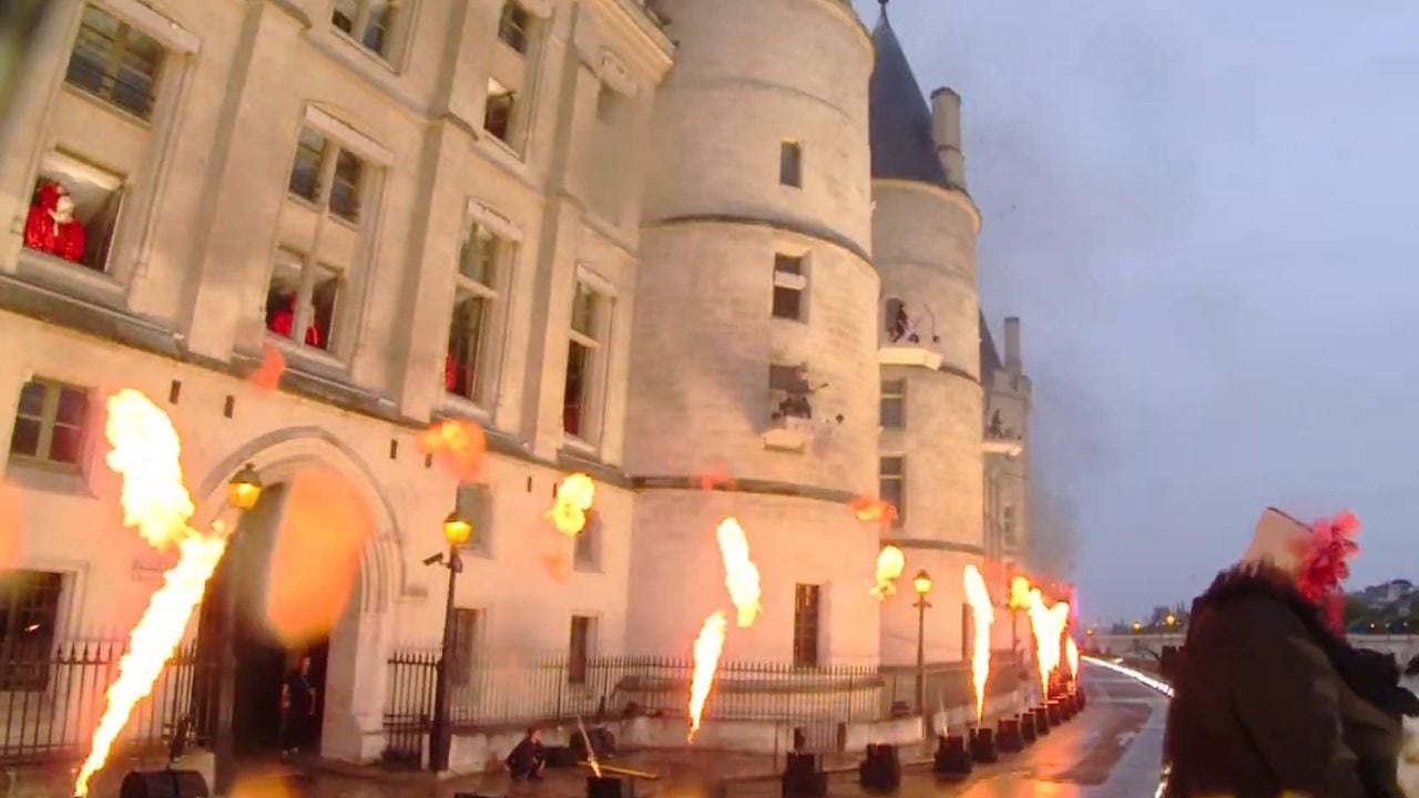 Isla de la Cité con fuego y la presencia de algunos miembros reales.