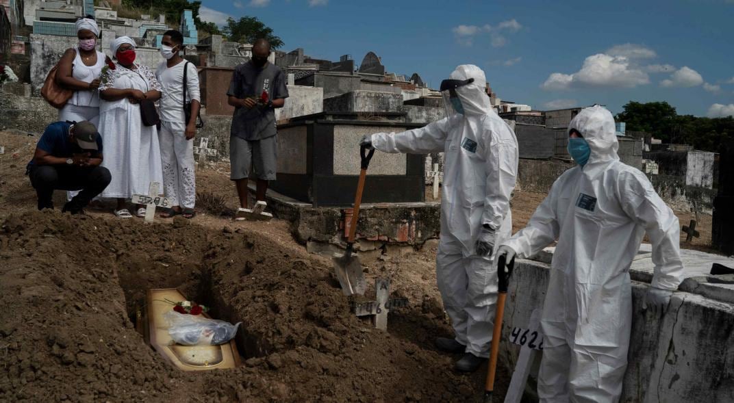 Familiares asisten al entierro de Ana María, una asistente de enfermería de 56 años que murió por coronavirus, en Río de Janeiro, Brasil. (AP)