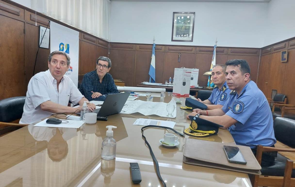 Emir Félix se reunió con autoridades policiales.