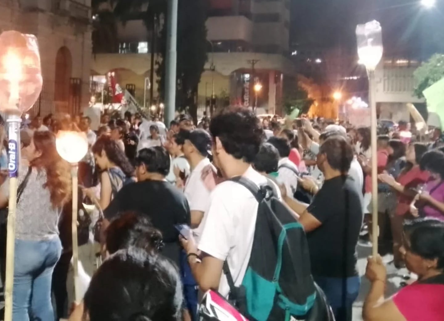 Como parte del plan de lucha de la Intergremial Jujuy, el lunes llegó hasta las puertas de la Casa de Gobierno una marcha de antorchas.