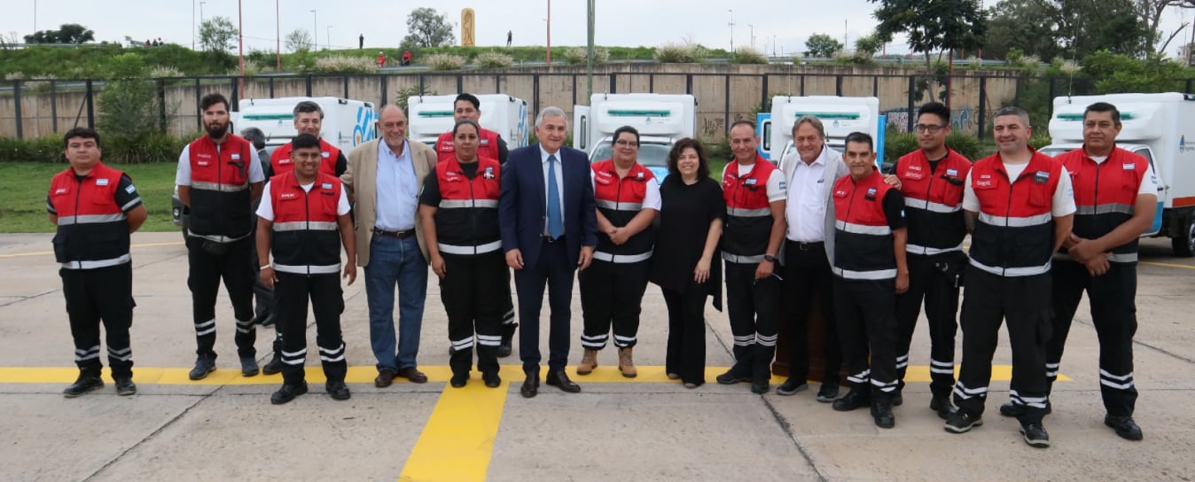 La ministra Vizzotti y el gobernador Morales, con el ministro de Salud de Jujuy, Antonio Buljubasich, y personal del SAME, en la entrega de las nuevas ambulancias en Jujuy.