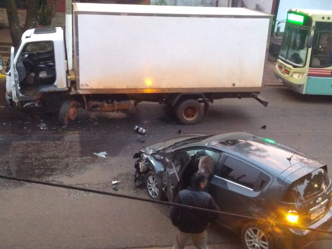 Accidente de tránsito en Eldorado dejó daños materiales.