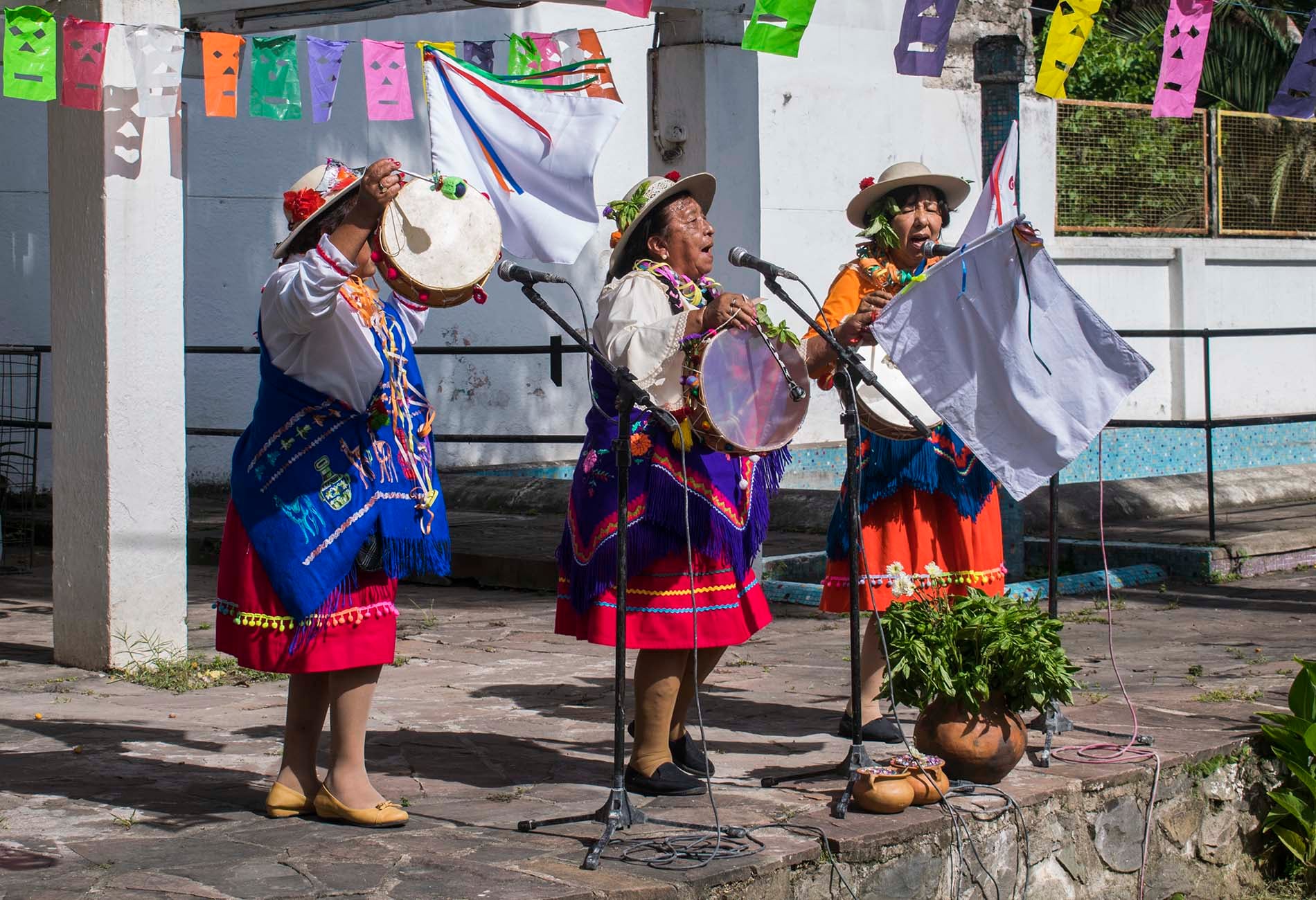 Las coplas, el canto alegre y pícaro entonado al compás de las cajas, hermana a mujeres de todas las edades en la tradición del Jueves de Comadres.