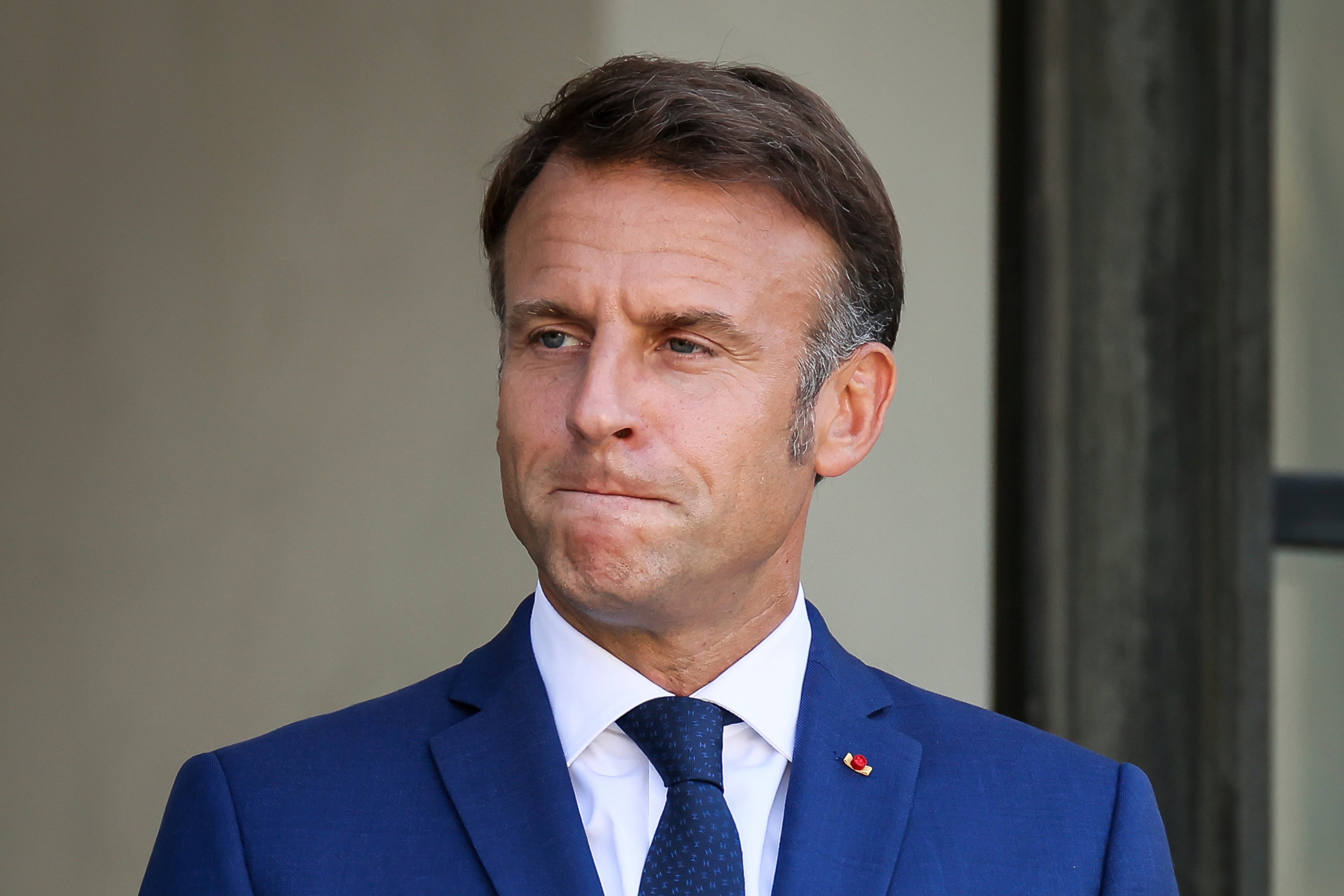 El presidente francés Emmanuel Macron señala el Palacio del Elíseo, el martes 27 de agosto de 2024 en París. La coalición izquierdista francesa acusa a Emmanuel Macron de actuar de manera antidemocrática luego de que rechazara a la candidata del Nuevo Frente Popular para formar un nuevo gobierno tras las elecciones no concluyentes del mes pasado. (Foto AP/Thomas Padilla)