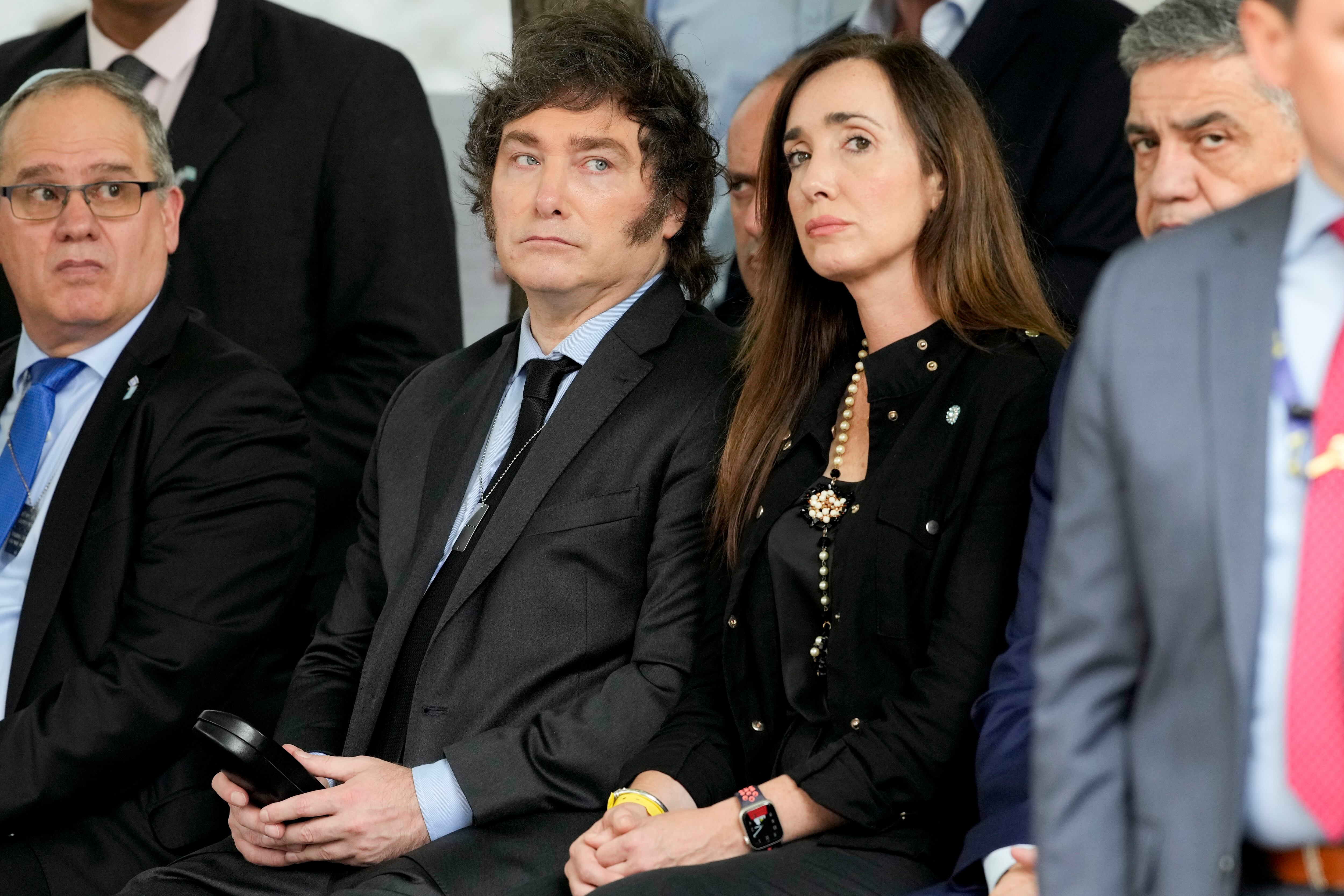 El presidente argentino Javier Milei y la vicepresidenta Victoria Villarruel asisten a la ceremonia oficial que conmemora el 32 aniversario del atentado a la embajada de Israel en el lugar donde una vez estuvo la sede diplomática en Buenos Aires, Argentina. (AP Foto/Natacha Pisarenko)