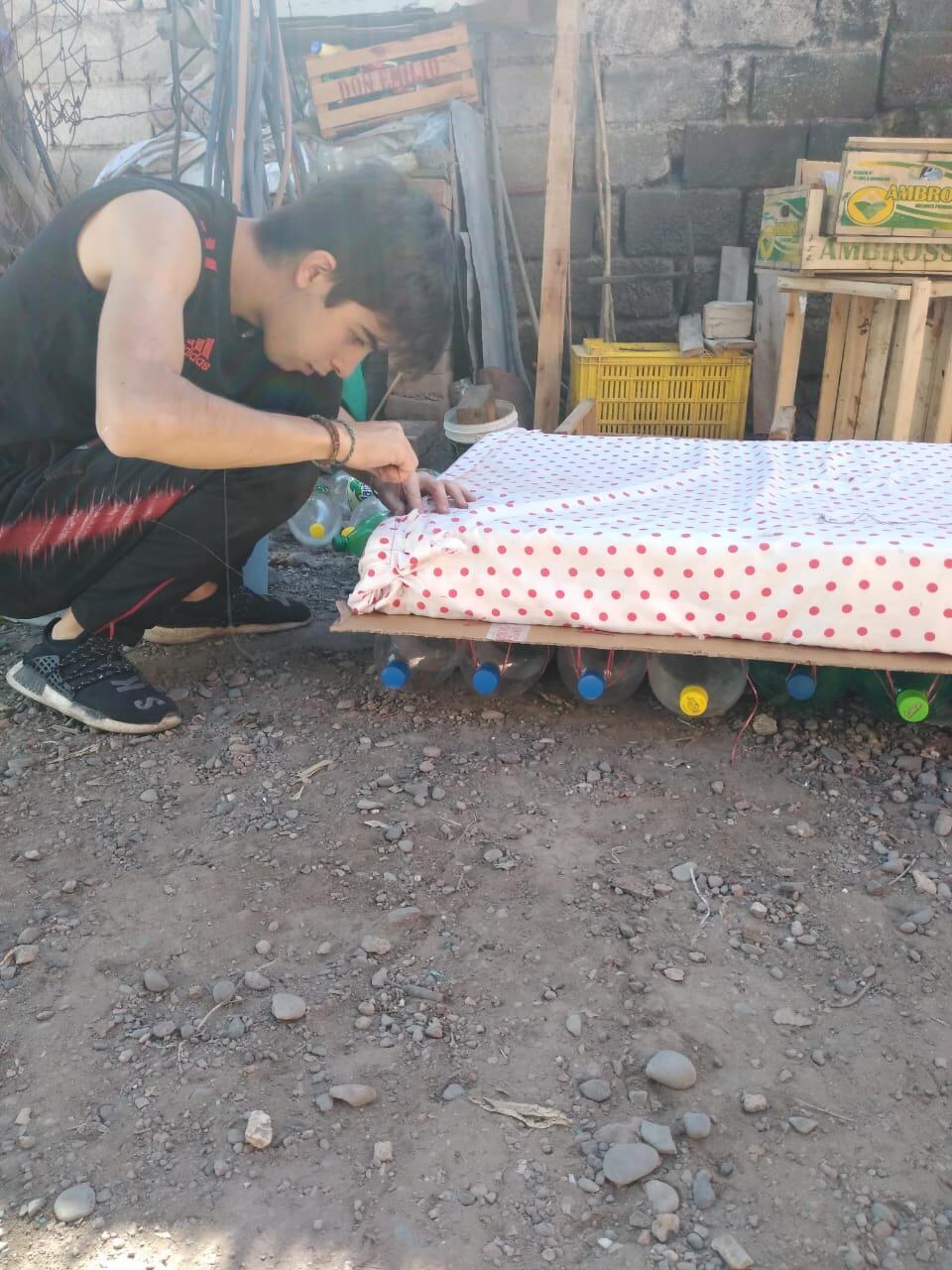 Daiana y Agustín, construyen casas reciclables para perros de la calle.