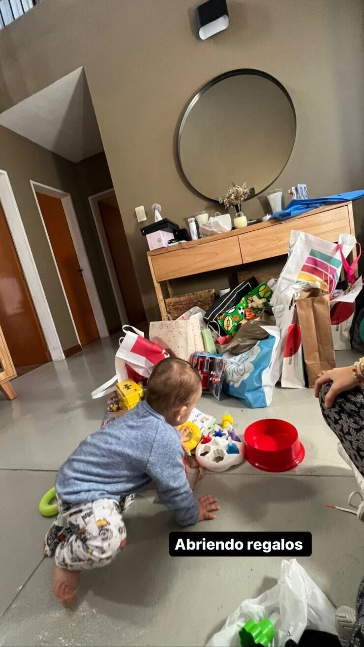 Luca Cubero con sus regalos