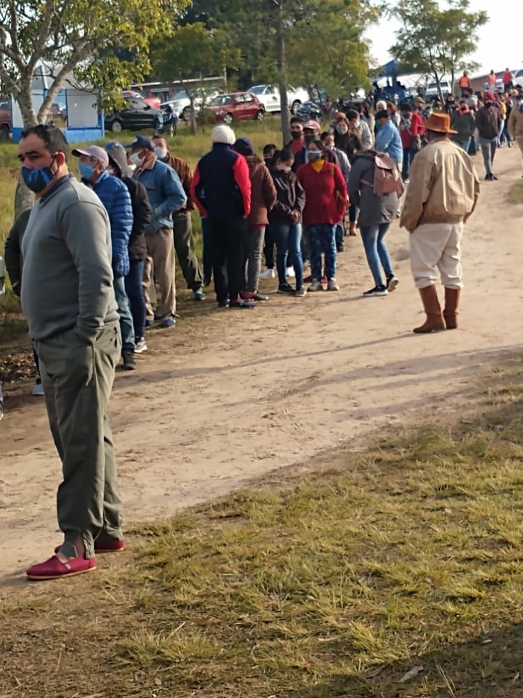 En un paraje rural a unos 20 kilómetros de San Isidro de inició la vacunación este sábado. La intendenta denunció que no fue informada.