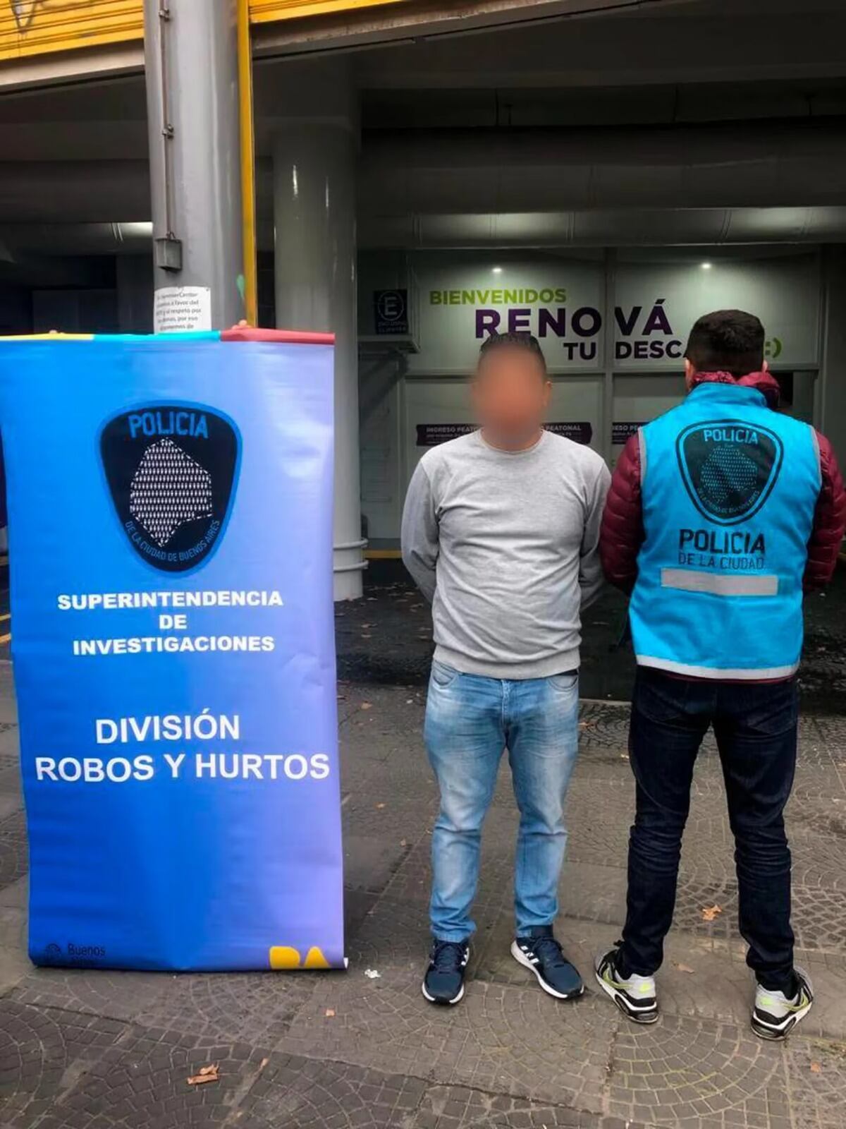 El ciudadano colombiano tenía un bate de béisbol y un arma de fuego. (Foto: Policía de la Ciudad)