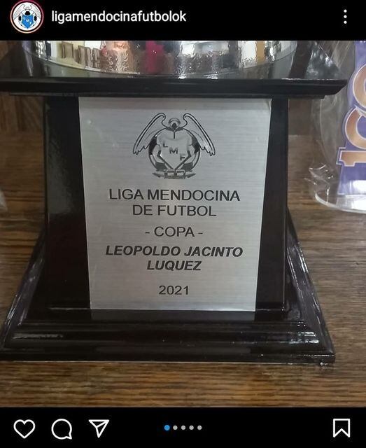 La Liga Mendocina de Fútbol le entregó al campeón Andes Talleres, la copa con un error en el apellido de Leopoldo Jacinto "Luquez".