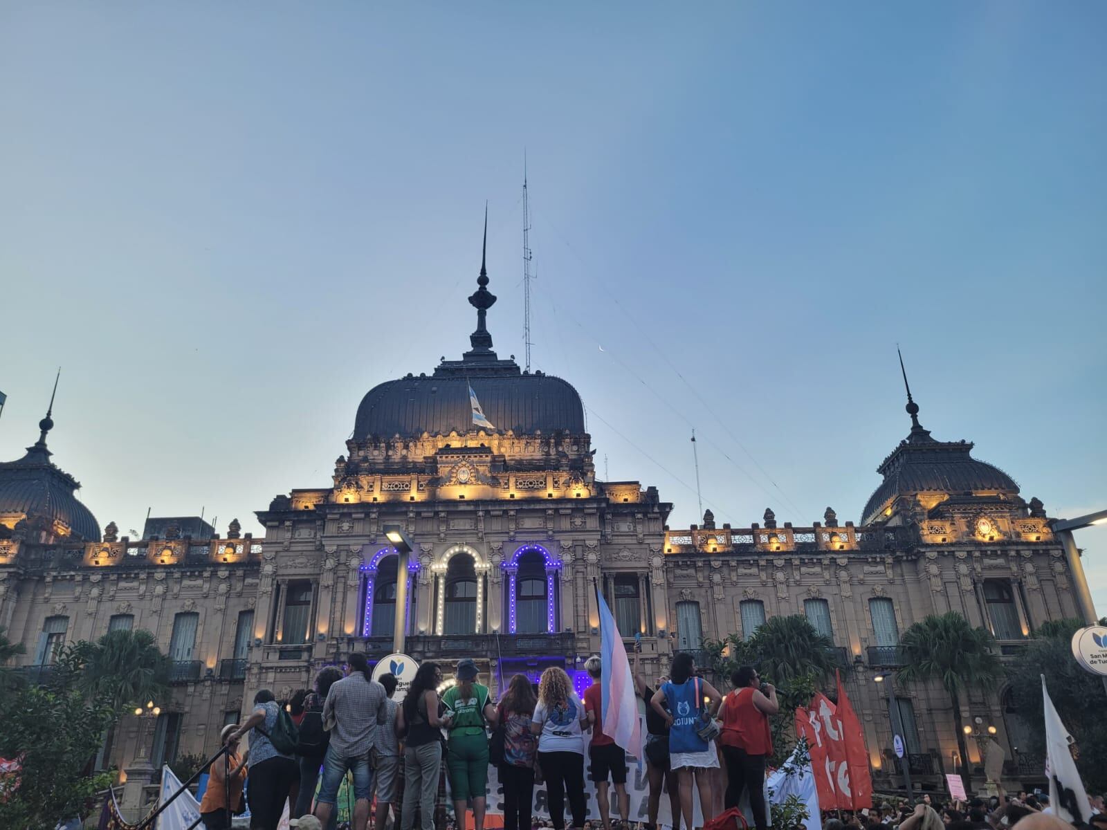 Grupos feministas y agrupaciones lgbt fueron acompañados por cientos de ciudadanas y ciudadanos autoconvocados.