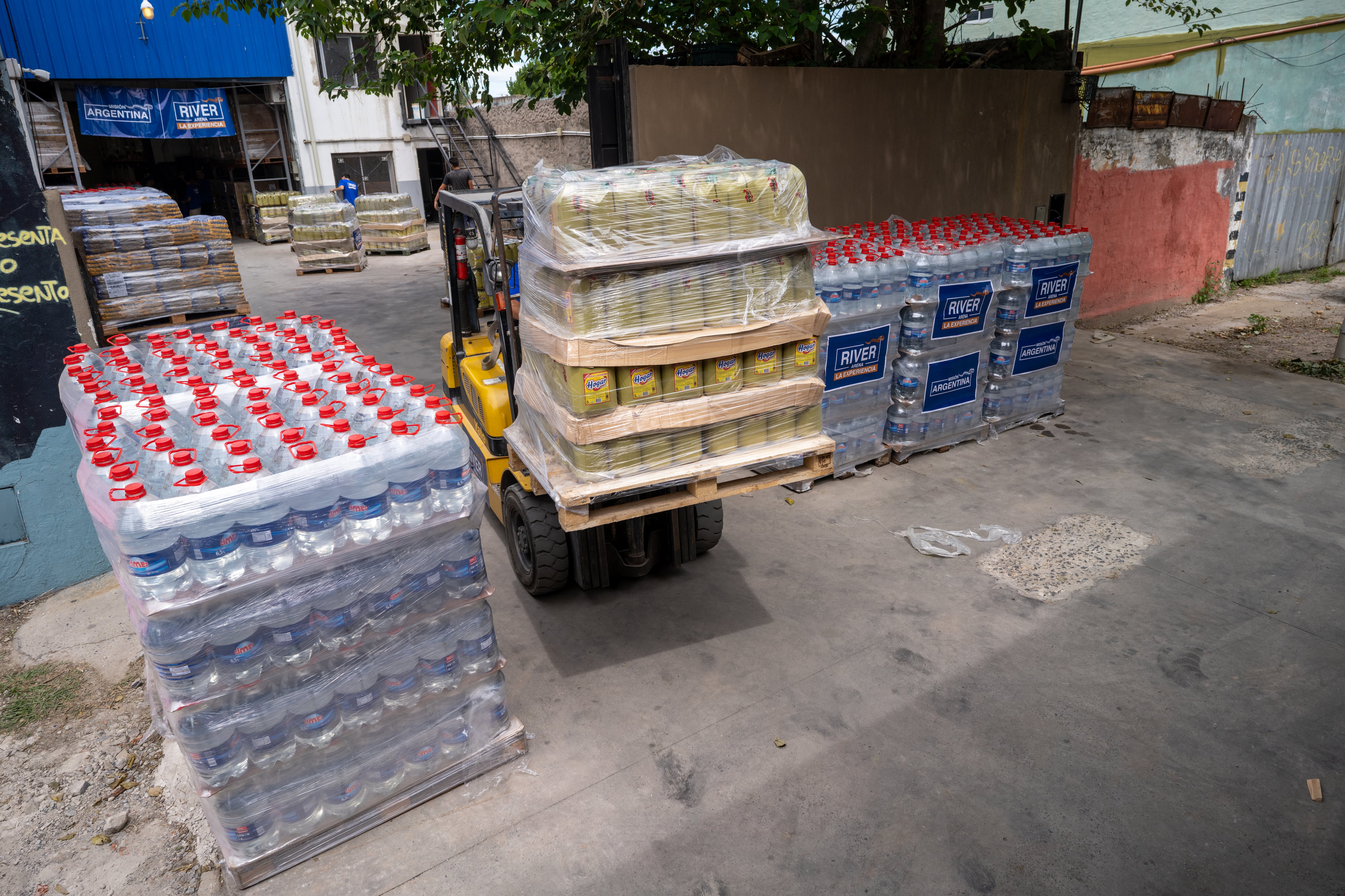 Dante Gebel donó toneladas de insumos esenciales para ayudar a los afectados tras el temporal de Bahía Blanca