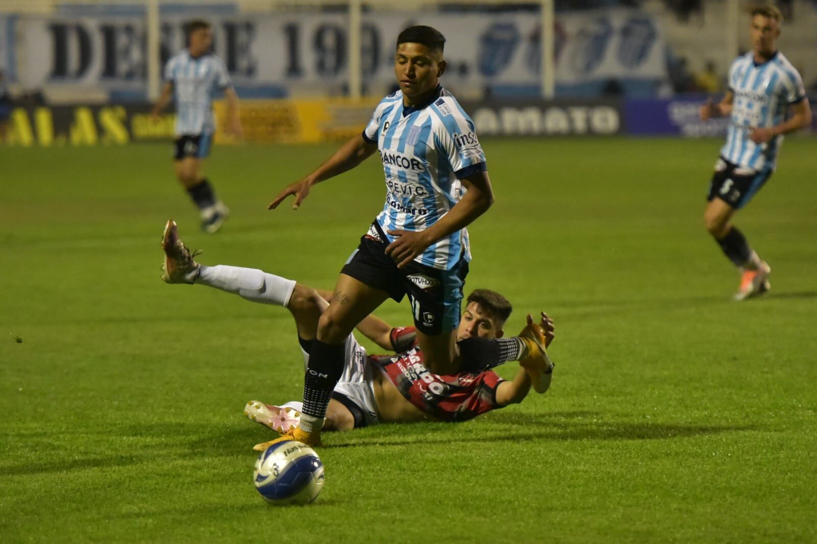 Racing y Douglas Haig, en Nueva Italia, por la fecha 28 de la Zona 2 del Federal A. (Facundo Luque / La Voz)