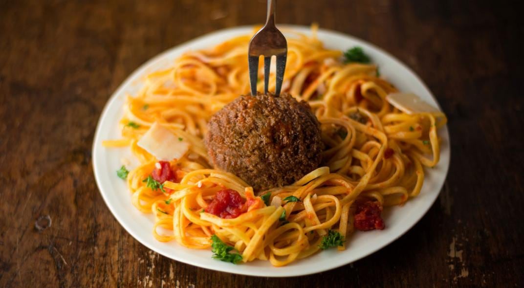 Cómo preparar albóndigas de manera rápida, sencilla y con muy pocos ingredientes
