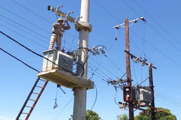 Puerto Iguazú: mejoras en las líneas de media tensión y recambio de postes.