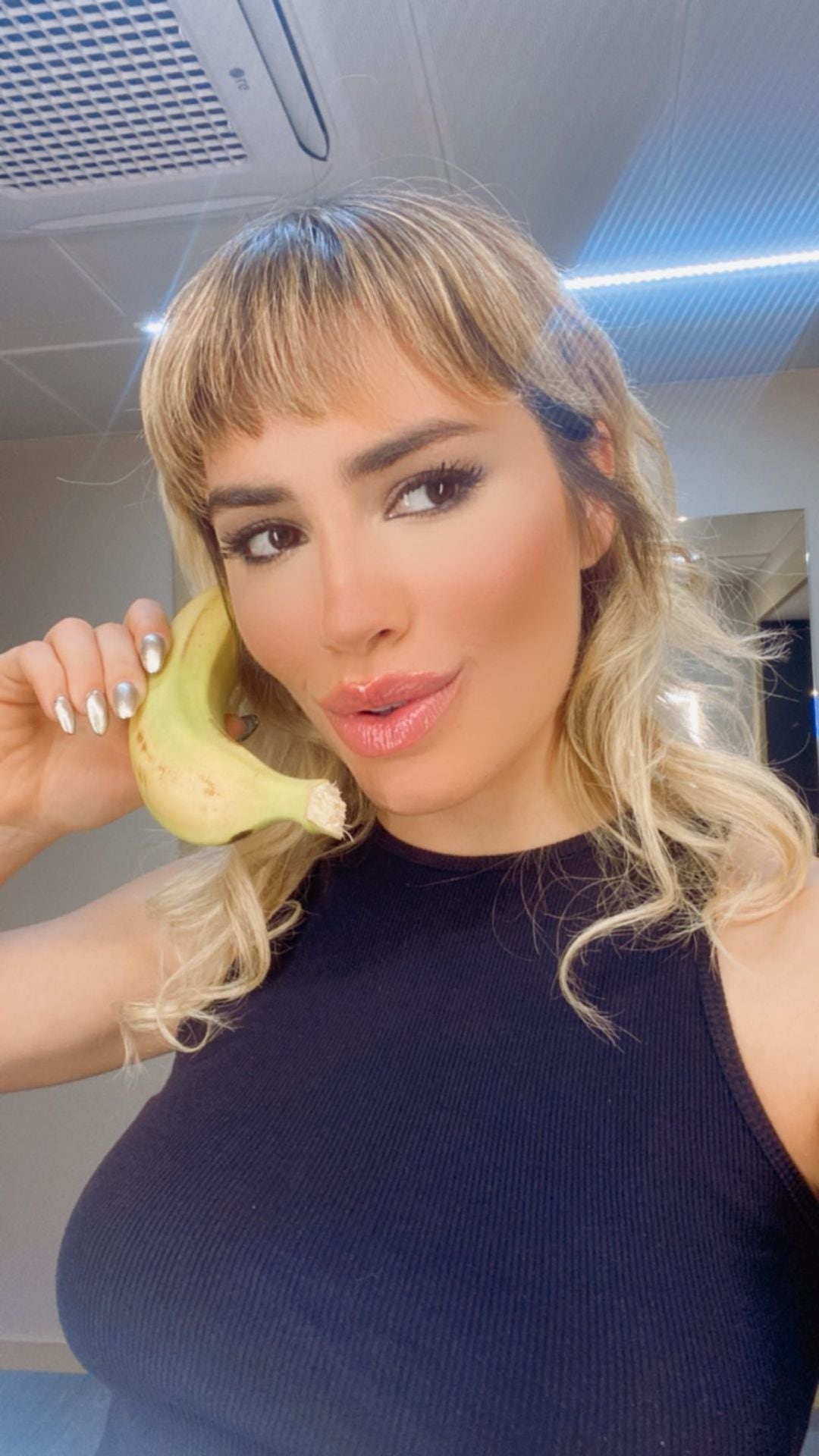 Lali Espósito también publicó una foto divertida junto a una banana.