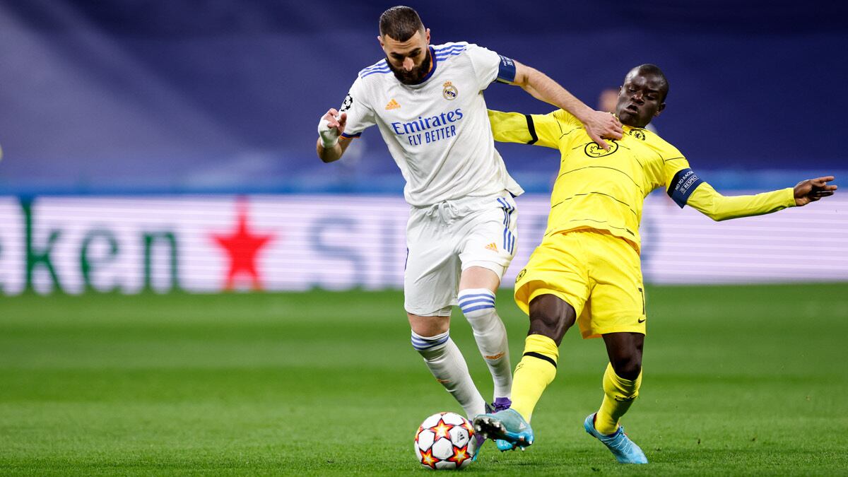 Karim Benzema disputa el balón con NGolo Kanté.